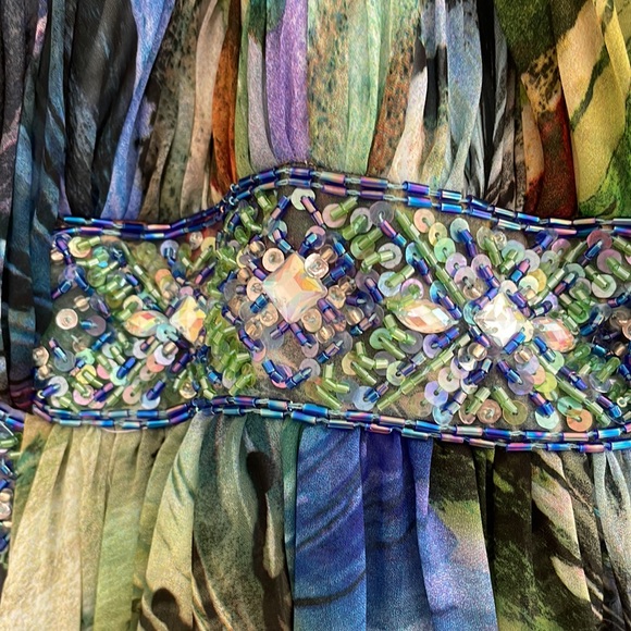 Designer formal flower patterned dress with shawl. Size: 16 - Picture 2 of 9